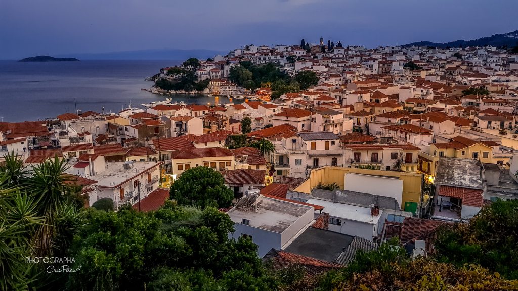 Priveliste de la la biserica Agios Nikolaos, Skiathos, Grecia