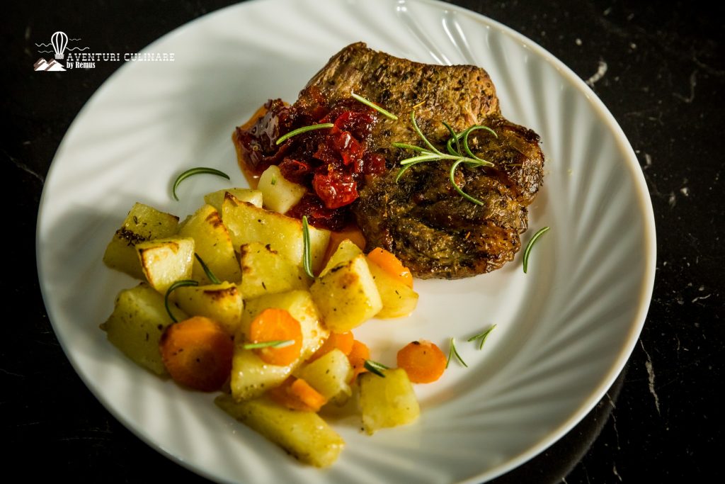 Ceafă de porc și legume la cuptor