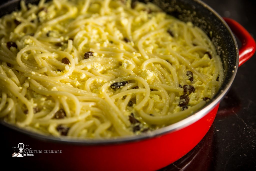 Macaroane cu brânză și stafide