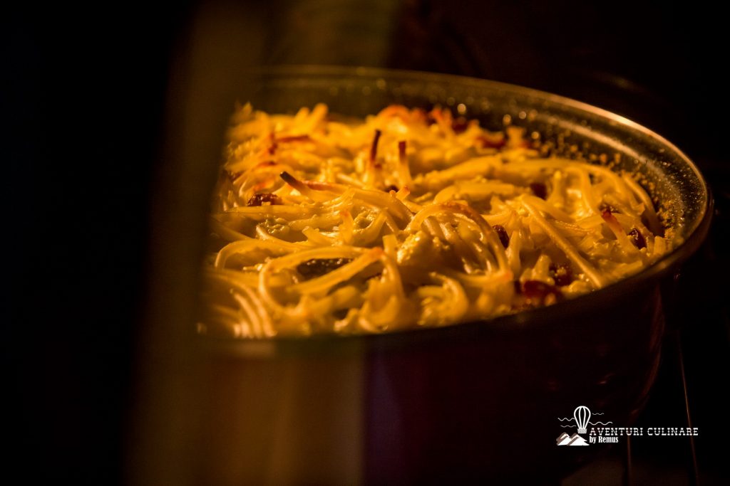 Macaroane cu brânză și stafide