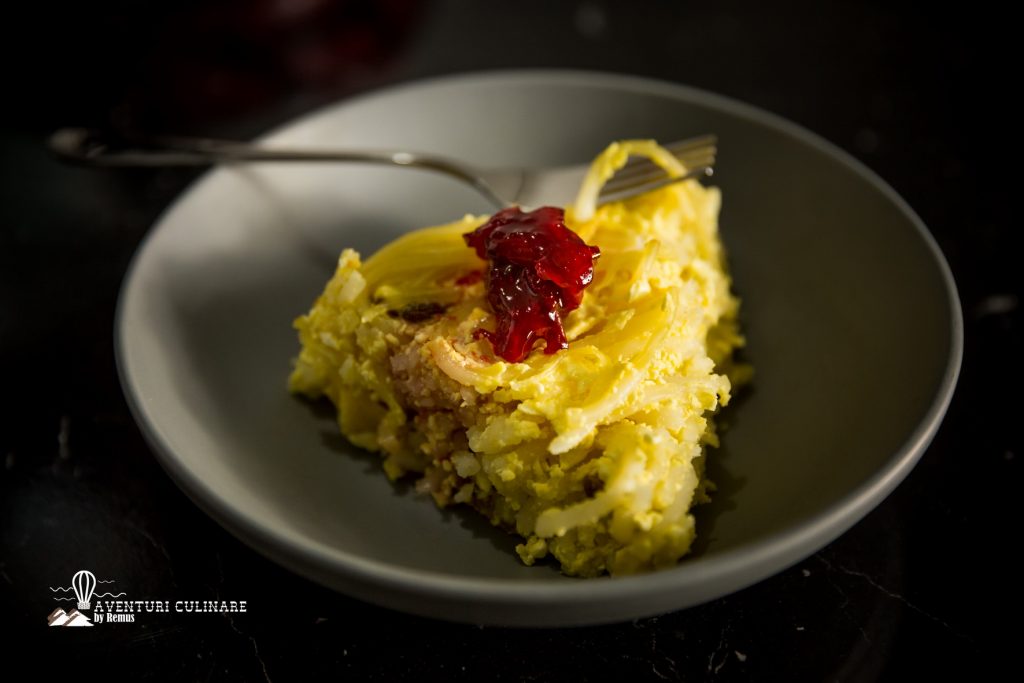 Macaroane cu brânză și stafide