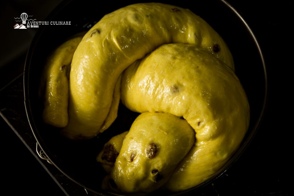 Cozonac pus la dospit în forma rotundă