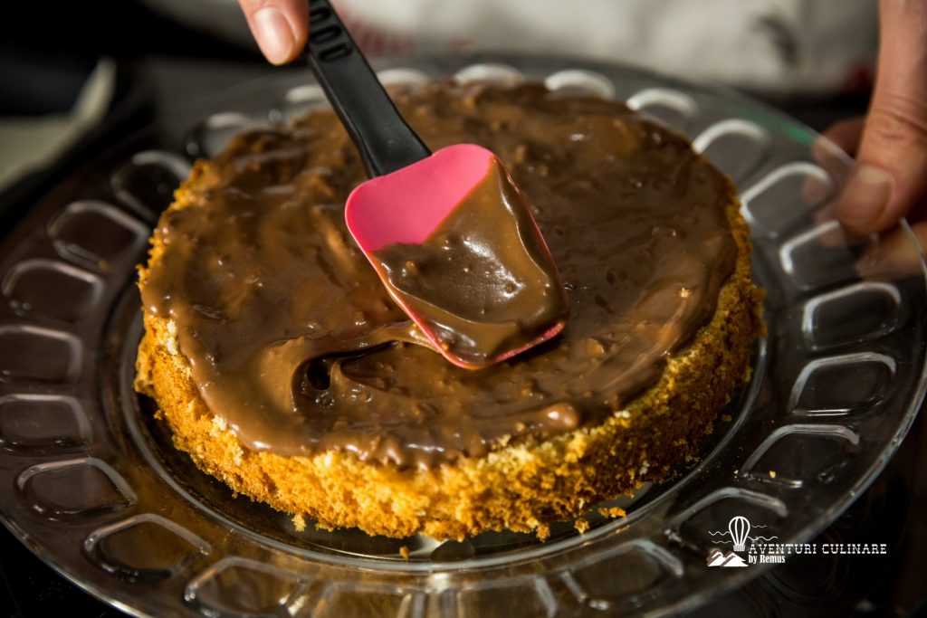 Intind crema cu ciocolata