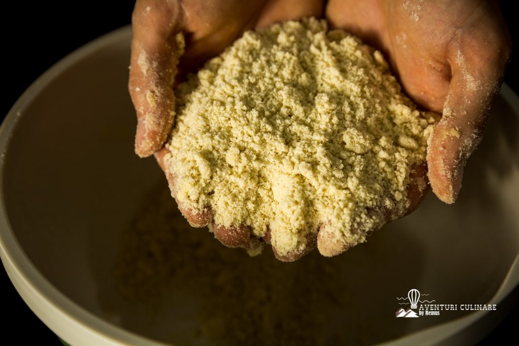 faina amestecata cu unt pentru aluatul tartei