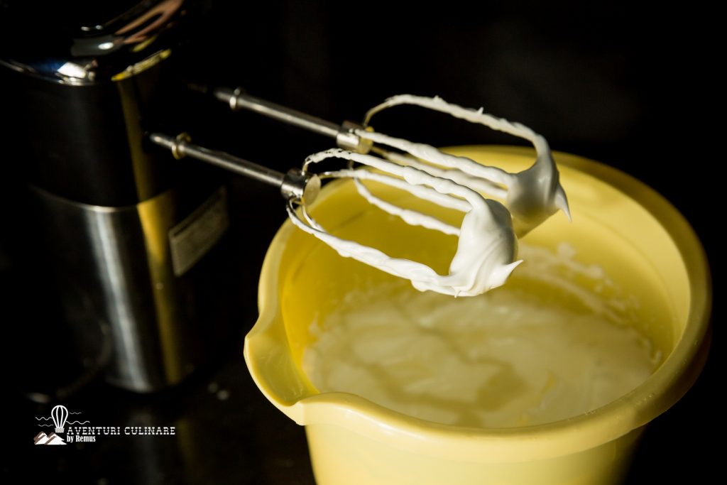 Albuș bătut cu zahăr